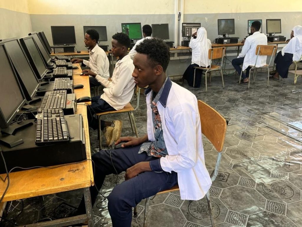 Faawundeeshiniin Ali Birraa Yuunivarsiitii Haramaayaa Waliin tahuun Aanaa Gooroo Muxii, laaybrarii Dijitaala hundeessuun eeybise